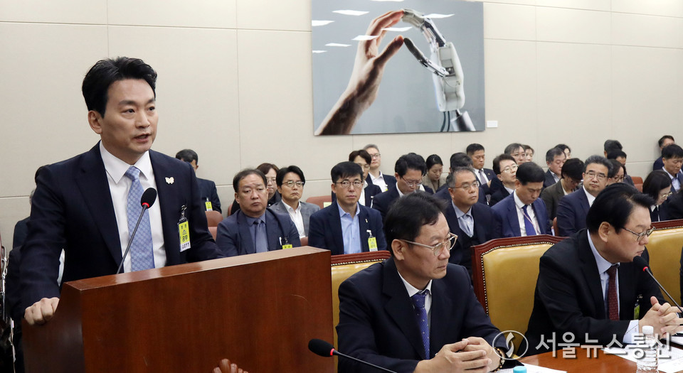 박장범 KBS 사장이 30일 서울 여의도 국회에서 열린 과학기술정보방송통신위원회 국정감사에서 질의에 답하고 있다. 2025.10.30, snakorea.rc@gmail.com , *재판매 및 DB 금지