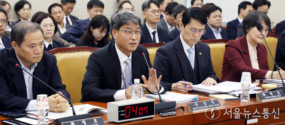 반상권 방송미디어통신위원회 위원장 직무대리가 30일 서울 여의도 국회에서 열린 과학기술정보방송통신위원회 국정감사에서 질의에 답하고 있다. 2025.10.30, snakorea.rc@gmail.com , *재판매 및 DB 금지