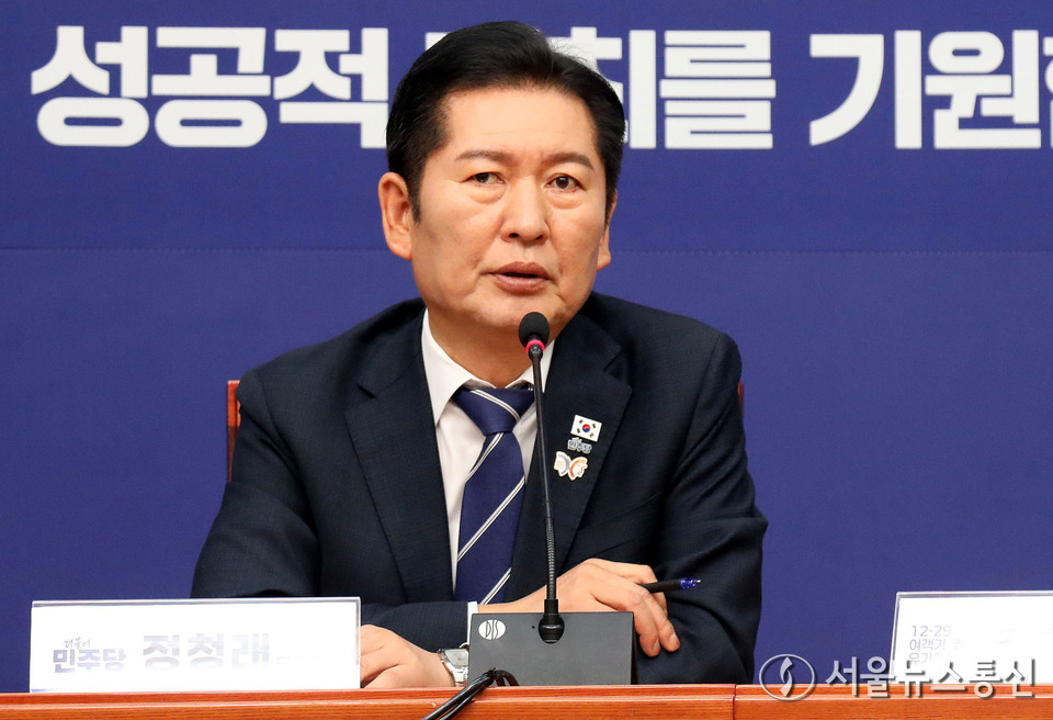 정청래 더불어민주당 대표가 30일 서울 여의도 국회에서 열린 12.29 무안공항 제주항공여객기 참사 유가족협의회 대표단 면담에서 발언을 하고 있다. 2025.10.30, snakorea.rc@gmail.com , *재판매 및 DB 금지