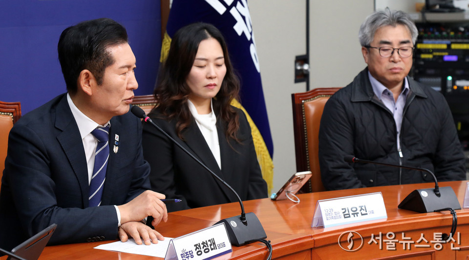 정청래 더불어민주당 대표가 30일 서울 여의도 국회에서 열린 12.29 무안공항 제주항공여객기 참사 유가족협의회 대표단 면담에서 발언을 하고 있다. 2025.10.30, snakorea.rc@gmail.com , *재판매 및 DB 금지