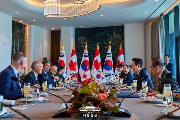 이재명 대통령과 마크 카니 캐나다 총리가 30일 경북 경주시 한 호텔에서 한-캐나다 정상회담을 하고 있다. (2025.10.30) / 사진 = 대통령실 제공