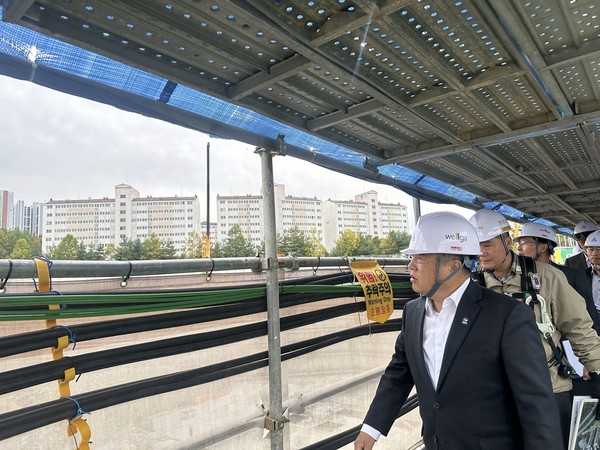 경남도 행정부지사는 30일 진주 여객자동차터미널 도시개발사업 현장을 방문해 사업 추진 상황과 복합버스터미널 예정 부지를 확인했다.