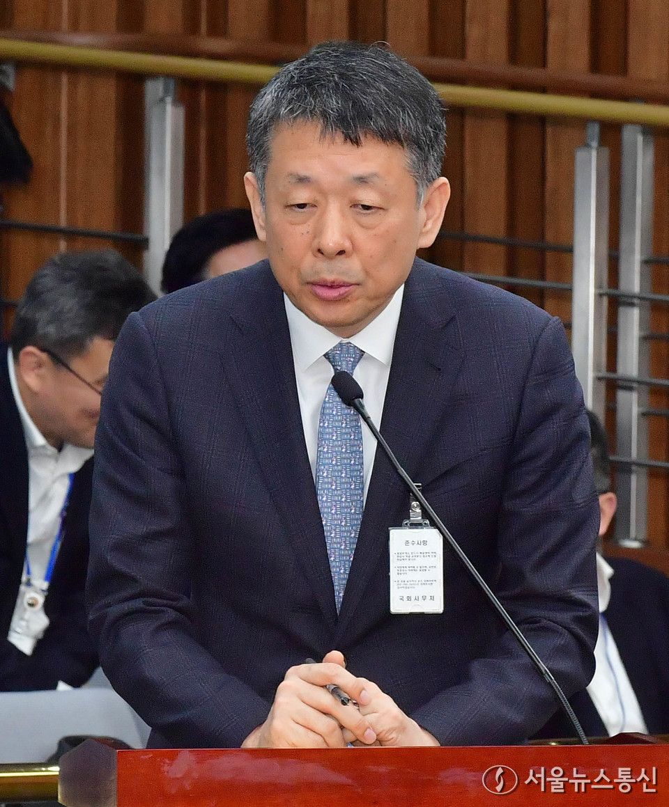 김광일 홈플러스 대표이사 겸 MBK 부회장이 18일 서울 여의도 국회에서 열린 정무위원회 홈플러스 기업회생절차에 대한 현안 질의에서 의원 질의에 답변하고 있다. (2025.03.18) / 사진 = 서울뉴스통신 신현성 기자