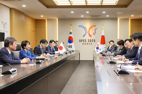 이재명 대통령과 다카이치 사나에 일본 총리가 30일 경북 경주 APEC 정상회의장에서 한일 정상회담을 갖고 있다. 2025.10.30. 사진=다카이치 일본 총리 SNS 캡처