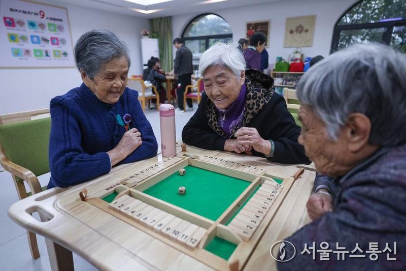 지난 2023년 11월 10일 저장(浙江)성 리수이(麗水)시 윈허(雲和)현 바이링방(百齡幫) 펑황자위안(鳳凰家園) 노인요양센터 목재완구활동실에서 노인들이 두뇌훈련용 목재완구를 즐기고 있다. 사진=신화통신, 기사와 무관함