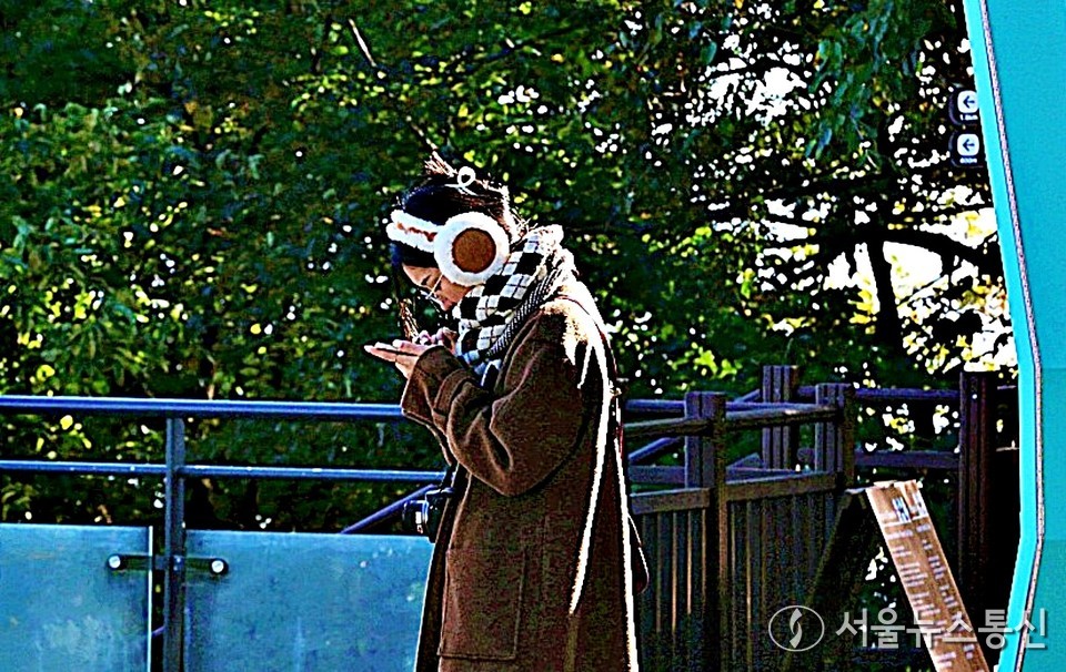 오늘(31일)은 전국이 대체로 흐린 가운데 밤부터 중부지방과 전라권을 중심으로 비가 내리겠다. (남산 산책길_2025.10.28) / 사진 = 서울뉴스통신 이성현 기자