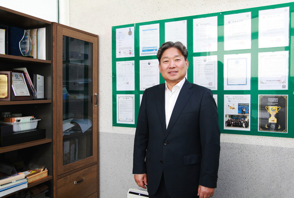 김주식 ㈜골든팜 대표이사가 인터뷰에 앞서 포즈를 취했다. [사진=홍승혁 기자]