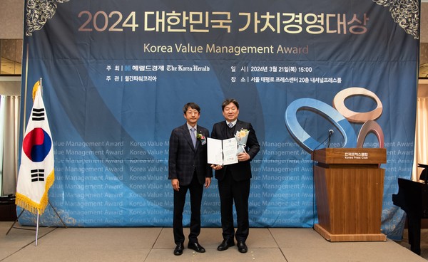 지난해 3월 ‘2024 대한민국 가치경영대상’ 시상식에서 김주식 대표이사(오른쪽)이 가공치즈 부문 대상을 수상하고 기념촬영을 하고 있다.