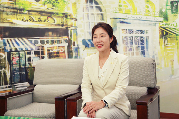전예슬 오산시의회 의원이 인터뷰에 앞서 포즈를 취했다.