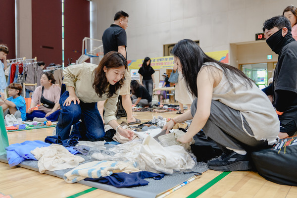 전예슬 오산시의회 의원(왼쪽)이 시민과 함께하고 있다. [사진=오산시의회]