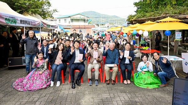 의정부시 도시재생지원센터는 30일 고산동 빼벌마을 쌈지공원에서 도시재생 새뜰마을사업의 일환으로 제2회 빼벌마을잔치 ‘신나게’를 개최했다.