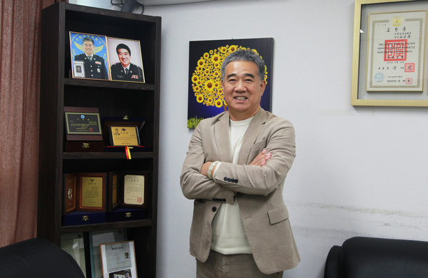 이근춘 수원북중학교 총동문회장이 인터뷰에 앞서 포즈를 취했다.