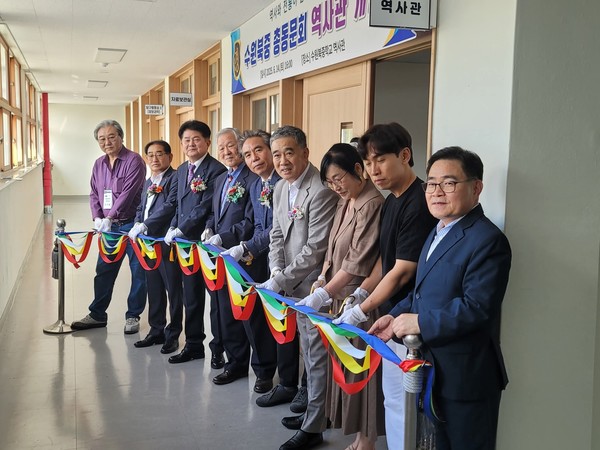 수원북중 총동문회 역사관 개관식에서 이근춘 회장과 주요 관계자들이 기념사진을 촬영하고 있다.