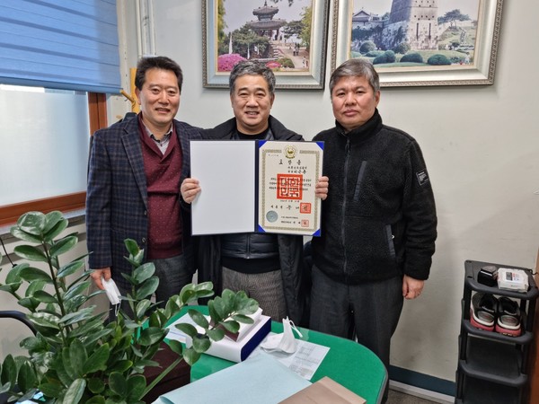 지난 2021년, 이근춘 회장이 징계없이 30년 이상 근무한 경찰에게 표창하는 근정포장을 수여받고 있다.