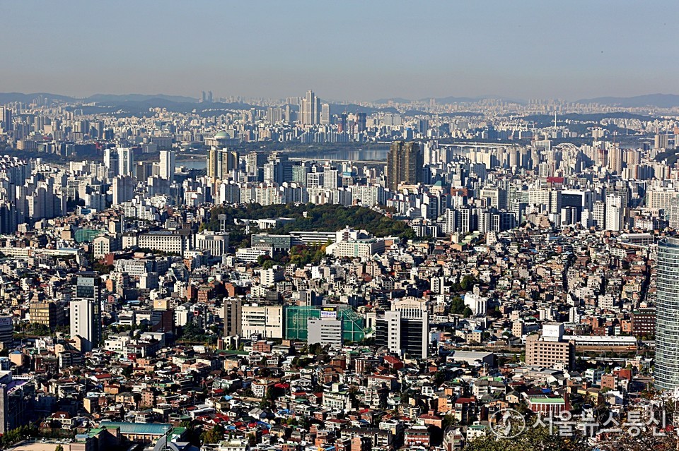 28일 오전 서울 중구 남산에서 바라본 서울 아파트 모습 (2025.10.28) / 사진 = 서울뉴스통신 이성현 기자