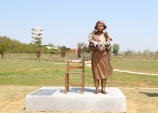  2022년 매향리 평화생태공원에 건립된 평화의 소녀상 [사진=화성특례시]