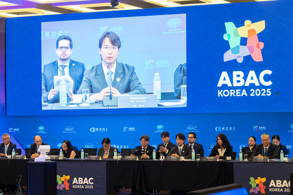 이규호 코오롱그룹 부회장이 27일 부산에서 열린 2025 APEC 기업인자문위원회(ABAC) 제4차 회의에서 바이오헬스케어 워킹그룹(BHWG) 의장으로 회의를 주재하고 있다. (사진 코오롱그룹 제공) 2025.10.31, snakorea.rc@gmail.com , *재판매 및 DB 금지