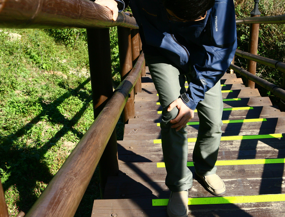 가을 등산철 관절 건강을 지키려면 산을 올라갈 때보다 내려올 때 주의해야 한다. 하산 시 무릎에 가해지는 부담은 평지의 3배가 넘기 때문이다. / 사진 = 미래본병원 제공