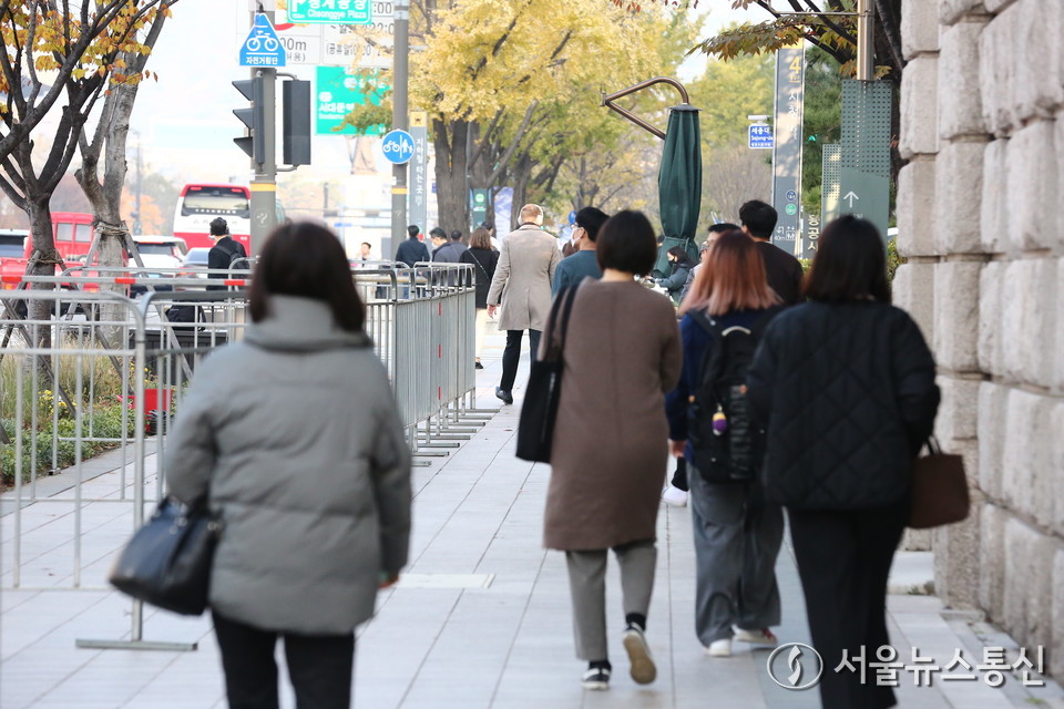 11월의 첫 평일인 오늘(3일) 아침, 북서쪽에서 내려온 찬 공기의 영향으로 서울을 비롯한 중부지방과 전북, 경상 서부 내륙에는 올가을 들어 첫 한파특보가 발령됐다. / 사진 = 서울뉴스통신 이성현 기자