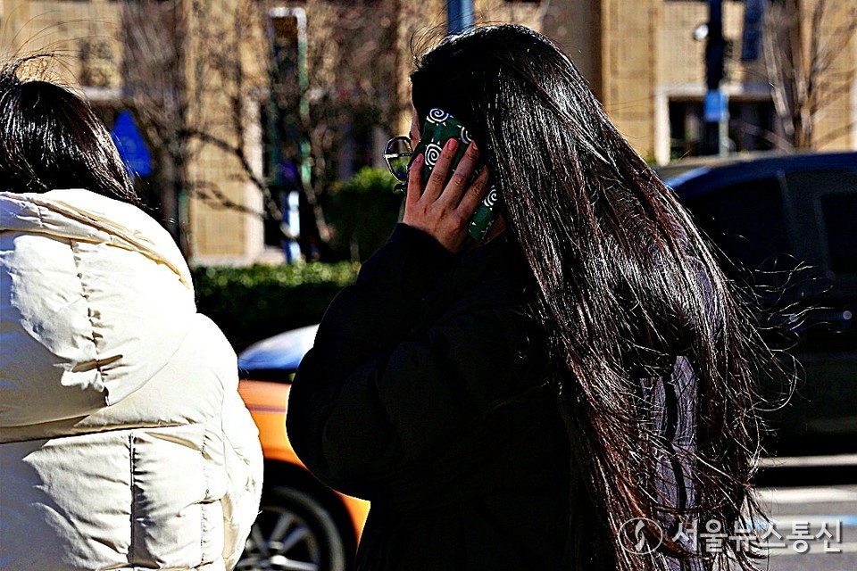 11월의 첫 평일인 오늘(3일) 아침, 북서쪽에서 내려온 찬 공기의 영향으로 서울을 비롯한 중부지방과 전북, 경상 서부 내륙에는 올가을 들어 첫 한파특보가 발령됐다. 사진은 15일 광화문인근을 지나는 한 시민이 핫팩으로 언 귀를 녹이고 있다. (2025.01.15) / 사진 = 서울뉴스통신 이성현 기자