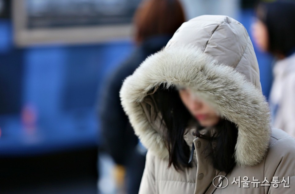 추위가 기승을 부리면서 난방 준비에 나서는 가정이 늘고 있다. 오늘 서울 아침 기온이 1도까지 떨어지며 본격적인 겨울 날씨가 시작됐다. (종록구 한국은행 앞) / 사진 = 서울뉴스통신 이성현 기자