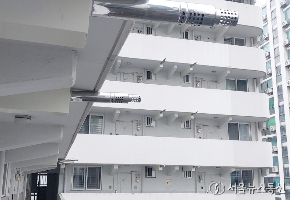 서울 시내 아파트 단지에 설치된 도시가스 난방용 배기통. / 사진 = 서울뉴스통신 DB