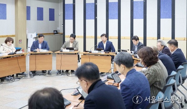 3일 최충규 대전대덕구청장이 구청 대회의실에서 열린 ‘11월 확대간부회의’에서 가을철 산불 등 화재 예방에 대한 사전점검과 선제적 대비 태세 유지를 강조하고 있다. / 사진 = 대전대덕구 제공 2025.11.03, snakorea.rc@gmail.com , *재판매 및 DB 금지