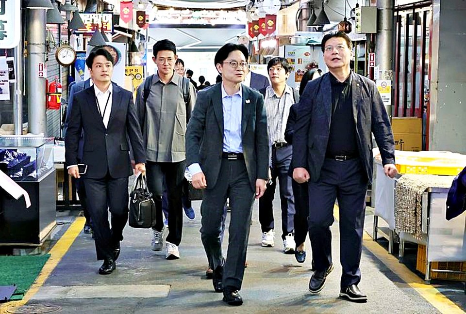 김정관 산업통상부 장관이 2일 서울 종로구 통인시장을 방문해 추석 명절물가를 점검하고 있다. (2025.10.02) / 사진 = 산업통상부 제공