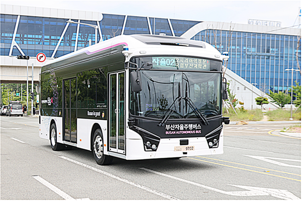 부산시는 자율주행 서비스 확대를 위한 기술을 검증하고자 3일 내성교차로에서 중동을 잇는 간선급행버스(BRT) 구간에서 자율주행버스 시험 운행을 진행한다고 밝혔다.