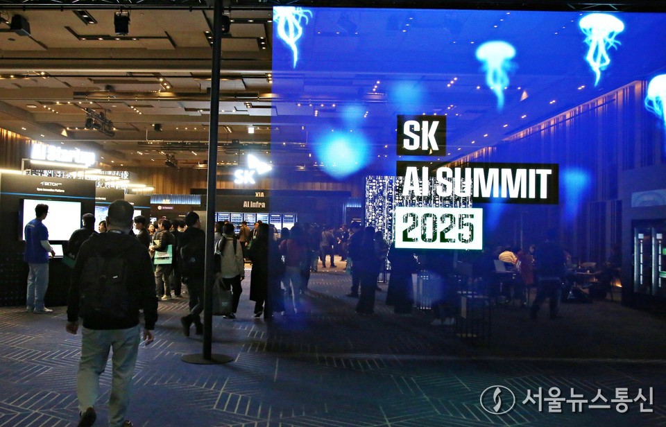 3일 서울 강남구 코엑스에서 열린 'SK AI 서밋(SUMMIT) 2025'에서 관람객들이 전시 부스를 둘러보고 있다. 2025.11.03, snakorea.rc@gmail.com , *재판매 및 DB 금지