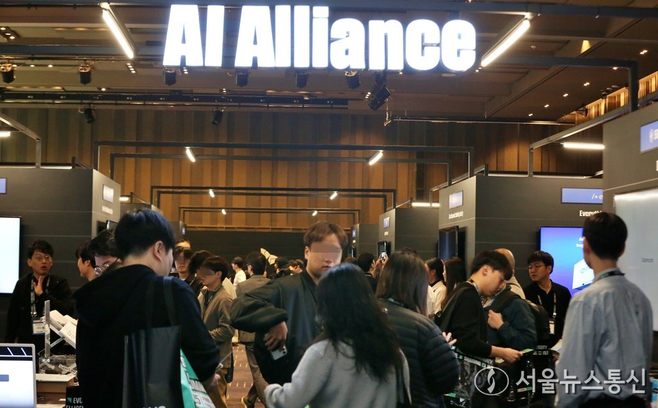 3일 서울 강남구 코엑스에서 열린 'SK AI 서밋(SUMMIT) 2025'에서 관람객들이 전시 부스를 둘러보고 있다. 2025.11.03, snakorea.rc@gmail.com , *재판매 및 DB 금지