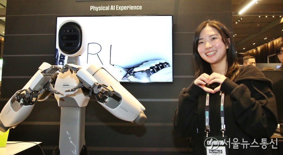 3일 서울 강남구 코엑스에서 열린 'SK AI 서밋(SUMMIT) 2025'에서 관계자가 로봇과 함께 손하트를 시연하고 있다. 2025.11.03, snakorea.rc@gmail.com , *재판매 및 DB 금지