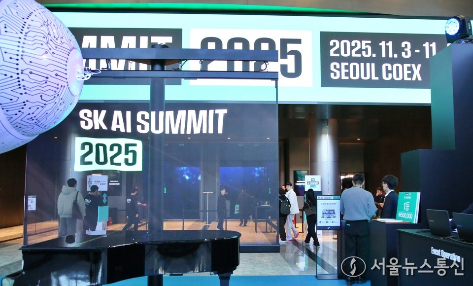 3일 서울 강남구 코엑스에서 열린 'SK AI 서밋(SUMMIT) 2025'에서 관람객들이 전시 부스를 둘러보고 있다. 2025.11.03, snakorea.rc@gmail.com , *재판매 및 DB 금지