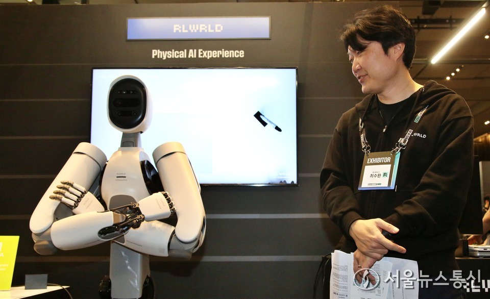  3일 서울 강남구 코엑스에서 열린 'SK AI 서밋(SUMMIT) 2025'에서 로봇 파운데이션 모델이 탑재된 휴머노이드 로봇을  시연하고 있다.  2025.11.03, snakorea.rc@gmail.com , *재판매 및 DB 금지