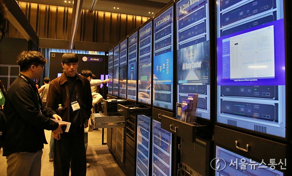  3일 서울 강남구 코엑스에서 열린 'SK AI 서밋 2025'에 AI데이터센터가 전시되어 있다. 2025.11.03, snakorea.rc@gmail.com , *재판매 및 DB 금지