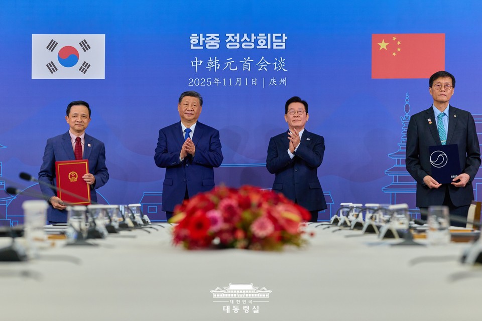 이창용 한국은행 총재와 다이빙 주한중국대사가 1일 경북 경주박물관에서 이재명 대통령과 시진핑 중국 국가주석이 참석한 가운데 '원-위안 통화스왑 계약'을 체결하고 있다. (2025.11.01) / 사진 = 대통령실