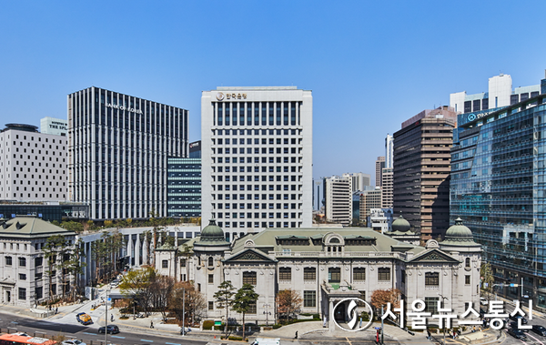 한국은행 금융통화위원회는 25일 "올해 고용시장 수요가 둔화하고 공급이 확대되면서, 물가 압력이 낮아질 것"으로 예상했다. (한국은행 전경) / 사진 = 한국은행 제공
