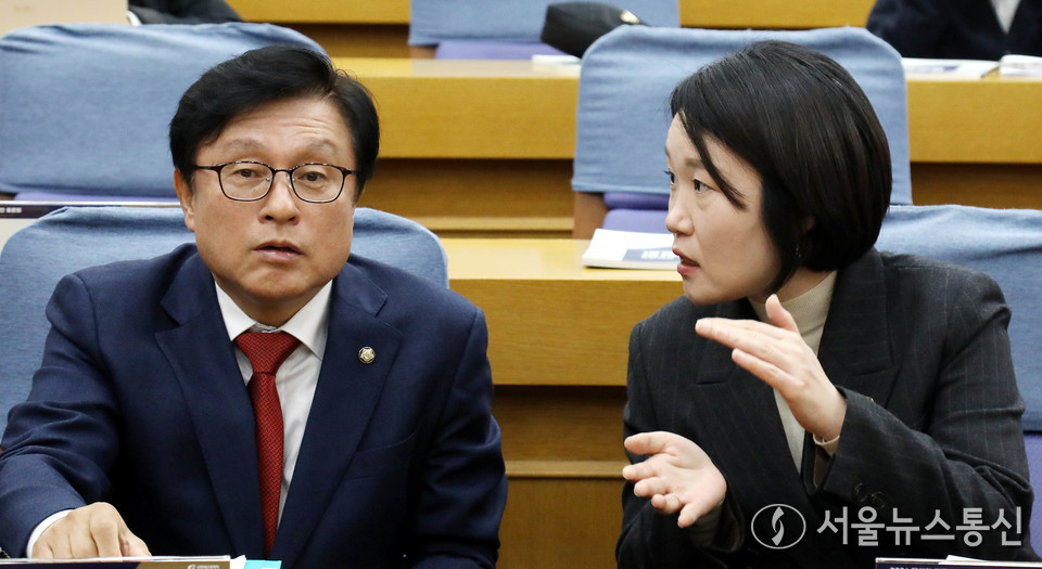 이소영(오른쪽) 국회 예산결산특별위원회 더불어민주당 간사와 박형수 국민의힘 간사가 3일 오후 서울 여의도 국회 의원회관에서 열린 2026년도 예산안 토론회에서 대화하고 있다. 2025.11.03, snakorea.rc@gmail.com , *재판매 및 DB 금지