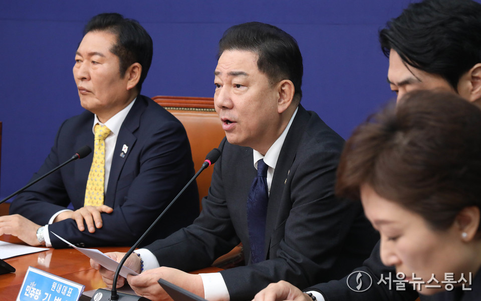 김병기 더불어민주당 원내대표가 3일 오전 서울 여의도 국회에서 열린 최고위원회의에서 발언을 하고 있다. 2025.11.03, snakorea.rc@gmail.com , *재판매 및 DB 금지