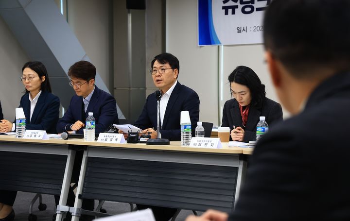 김정욱 농림축산식품부 농업혁신정책실장이 3일 오후 2시 aT센터에서 관계부처 합동으로 '외식업체 간담회'를 주재하고 있다. / 사진 = 농식품부 제공