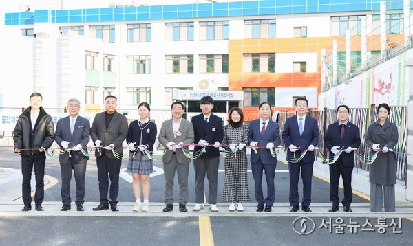 대전서중학교와 대전서부교육지원청은 3일 공간 재구조화와 진입로 개설공사 준공식을 가졌다. 