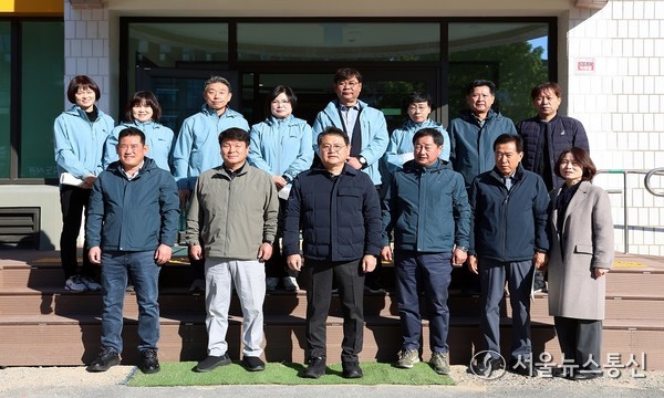 소통협력공간 현장방문을 기념하고 있는 모습