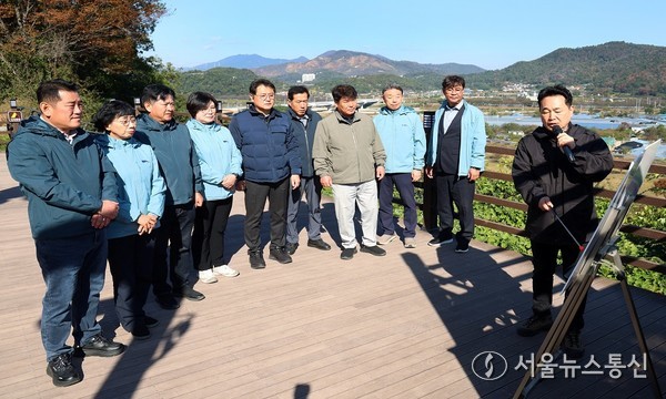 용두산 생태공원 아리랑둘레길 사업 추진 현황을 청취하고 있는 모습