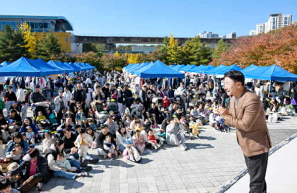 김동근 시장이 1일 의정부시어린이집연합회 소속 국공립‧직장‧법인 어린이집의 ‘제15회 난치병어린이돕기 사랑의 바자회’에서 시민들과 소통하고 있다.