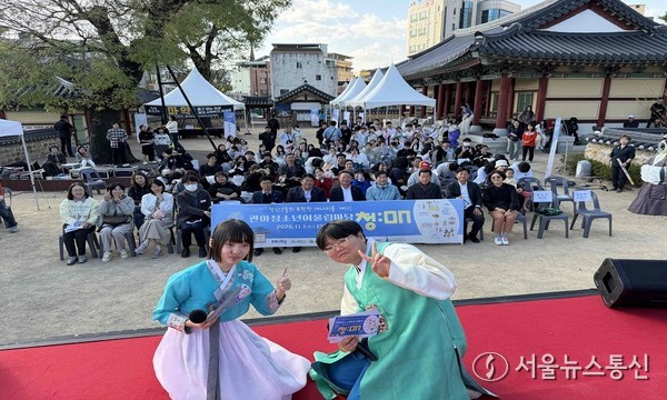 1일 밀양관아 일원에서 청소년과 지역주민이 함께 어우러지는 관아청소년어울림마당 ‘靑:ON’이 개최됐다.