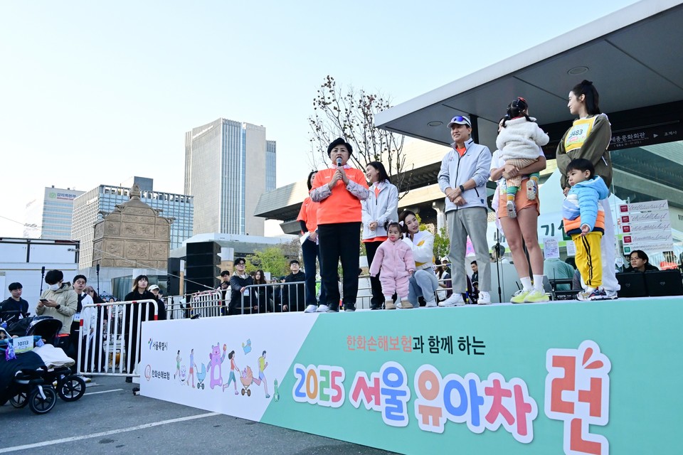 김영옥 위원장이 '2025 서울 유아차 런' 행사에서 인사말을 하고 있다. (사진=서울시의회 제공) 2025.11.03, snakorea.rc@gmail.com , *재판매 및 DB 금지