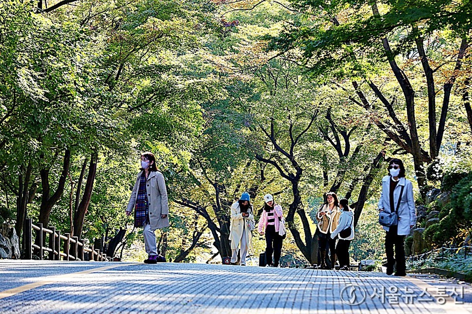 내일(4일)은 전국이 대체로 맑은 가운데 내륙을 중심으로 낮과 밤의 기온차가 15도 안팎으로 크겠다. (남산 산책길_2025.10.28) / 사진 = 서울뉴스통신 이성현 기자