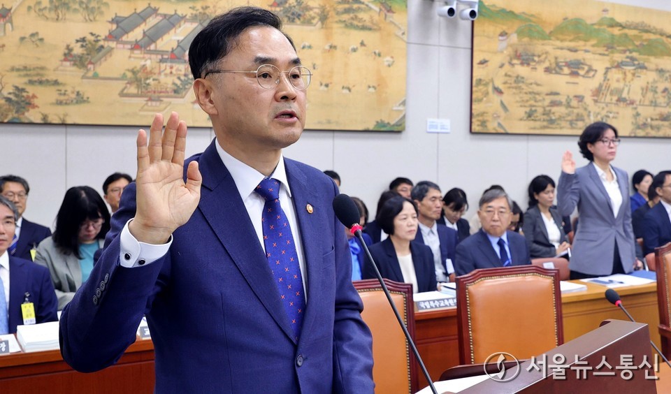 차정인 국가교육위원장이 14일 서울 여의도 국회에서 열린 교육위원회 국정감사에서 선서를 하고 있다. (사진=신현성 기자) 2025.10.14, snakorea.rc@gmail.com , *재판매 및 DB 금지