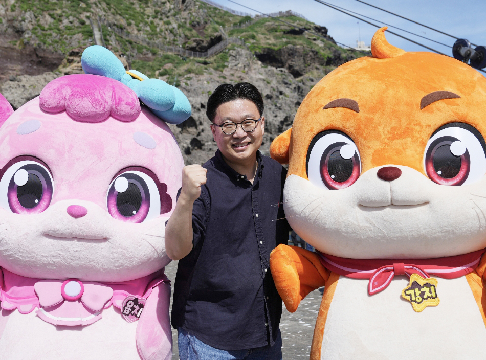 서경덕 교수가 독도에서 '강치 아일랜드'에 등장하는 캐릭터와 기념촬영하고 있다. / 사진 = 서경덕교수팀 제공