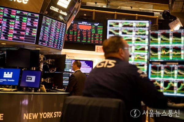 지난 24일(현지시간) 트레이더가 미국 뉴욕증권거래소 객장에서 근무하고 있다. (사진/신화통신)